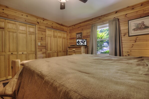 1 bedroom, individually decorated, individually furnished, bed sheets