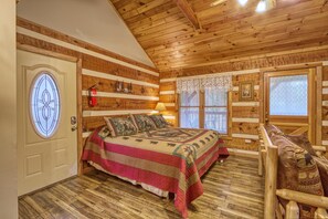 House, 1 King Bed (Puppy Love #1619) | 1 bedroom, individually decorated, individually furnished, bed sheets - Puppy Love #1619 (Gatlinburg)