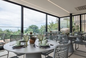 Café da manhã completo grátis todos os dias