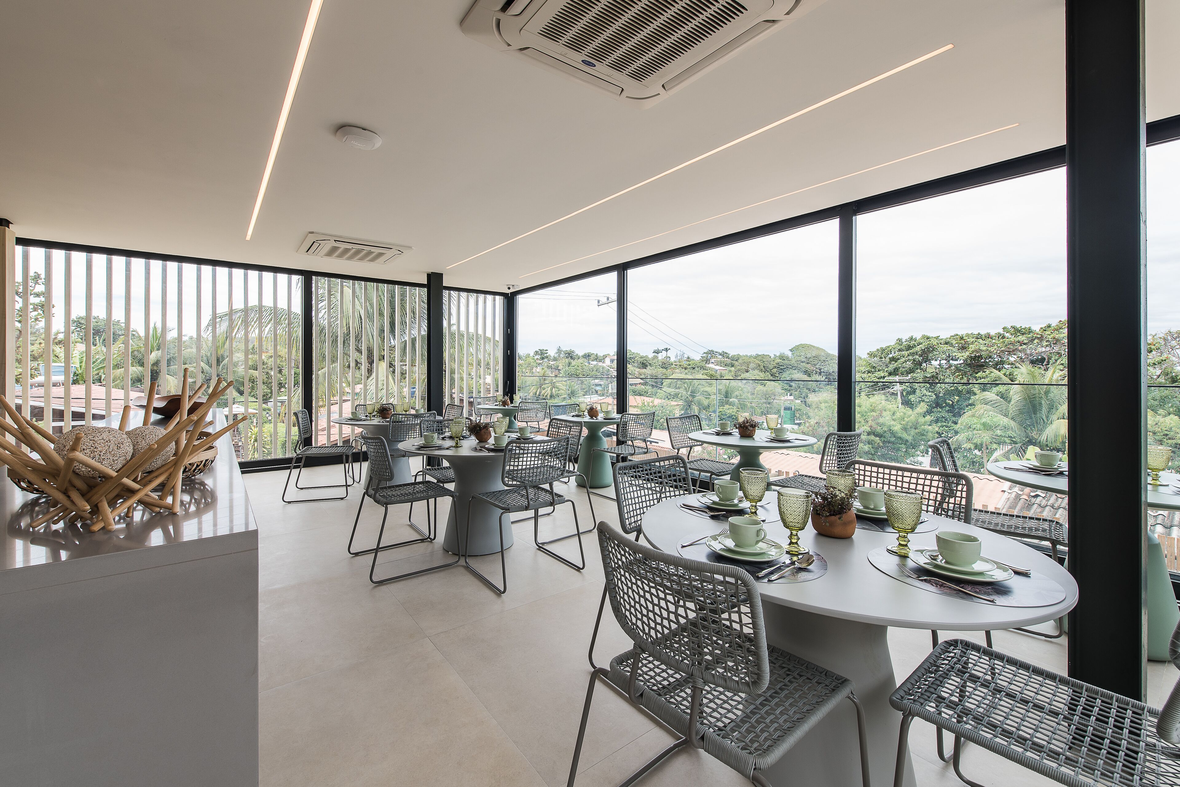 free daily full breakfast