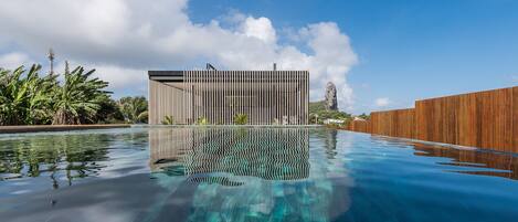 Piscine extérieure, chaises longues