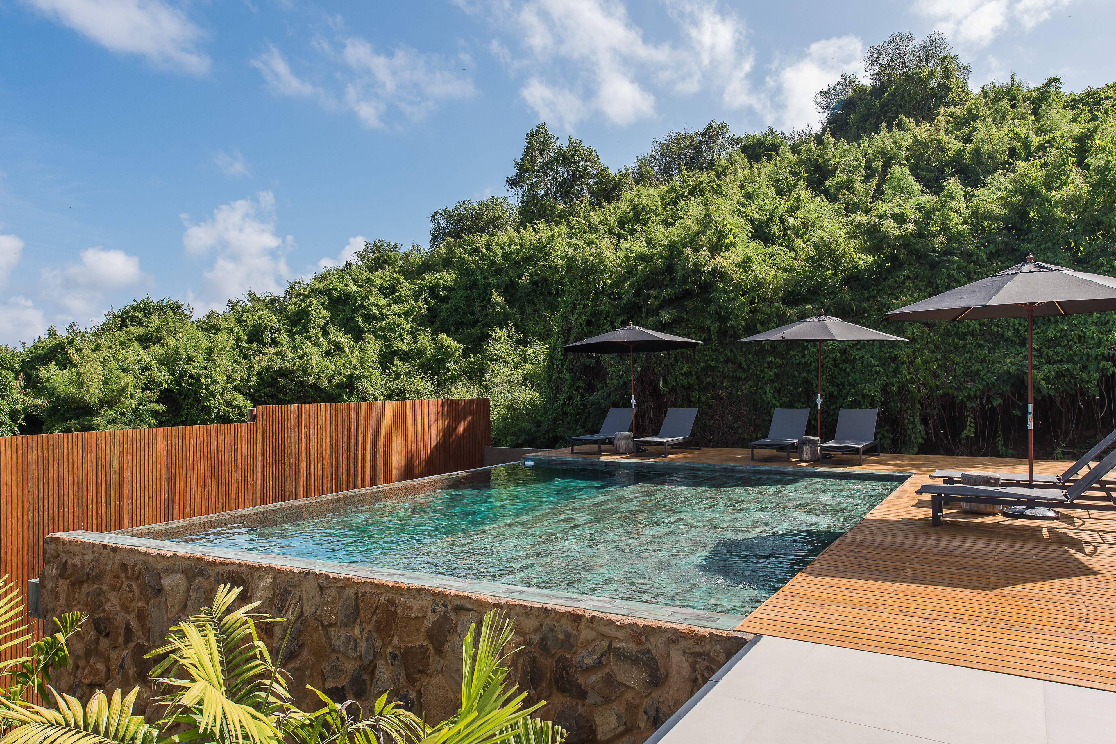 Piscina externa, espreguiçadeiras