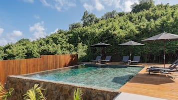 Piscina externa, espreguiçadeiras