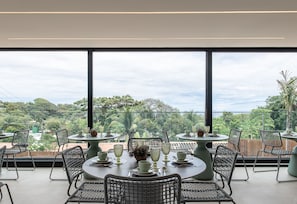 Café da manhã completo grátis todos os dias