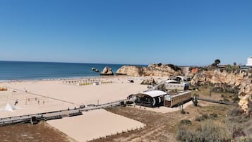 Una spiaggia nelle vicinanze