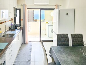 Fridge, microwave, oven, dishwasher - Apartamento Praia Rocha Vista Mar Ambar (Portimão)