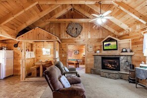 Tv, eldstad och kontor