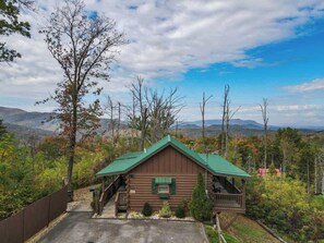 Exterior - Amazing Views! Hot Tub,Pool Table,Fireplace,Relax! (Gatlinburg)