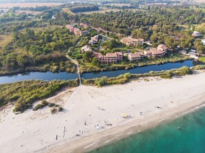 Una spiaggia nelle vicinanze