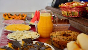 بوفيه فطور مجانًا يوميًا