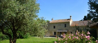 Mas Delgado, i hjertet av Luberon, ved foten av Mont Ventoux, i en avl av iberiske hester.