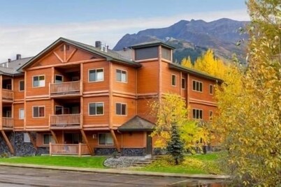 Luxury Ski and Mountain Retreat! Hot Tub! 