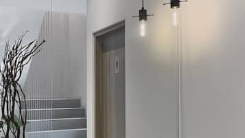 En 55-tommers smart-TV med kabel-kanaler samt TV og Netflix