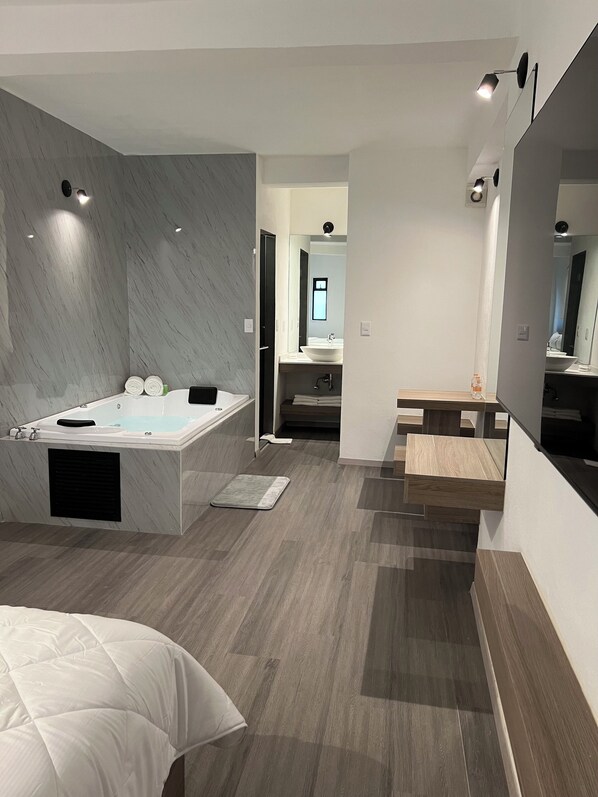 Habitación de lujo | Edredón, camas con pillow-top y decoración personalizada 