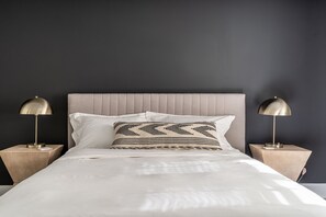 5 bedrooms, iron/ironing board, WiFi, bed sheets - Fabulously Designed Duplex - w/Free Street Parking (Philadelphia)