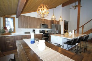 Fridge, microwave, oven, stovetop - Mountainback #116, Loft,Corner-no pets accepted (Mammoth Lakes)