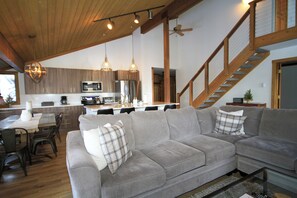 TV, fireplace, DVD player - Mountainback #116, Loft,Corner-no pets accepted (Mammoth Lakes)