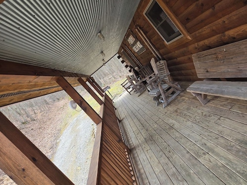 Holler Cabin 4 bedroom Hocking Hills-Tar hollow (price calculated per #  guests)