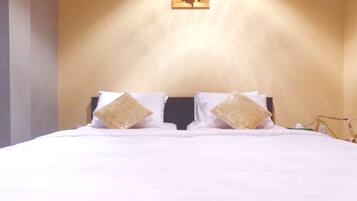 أسرّة بإسفنج يتكيف مع شكل الجسم وميني بار وخزنة داخل الغرفة