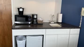 Full-sized fridge, microwave, coffee/tea maker, toaster