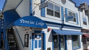Un edificio con toldo azul identificado como "Pontiac Lodge" y un anuncio de "Blackhawk Resorts Vacation Rentals & Management".