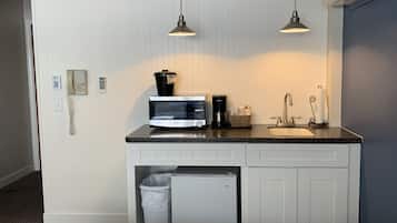 Full-sized fridge, microwave, coffee/tea maker, toaster