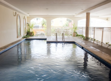 Indoor pool. Hotel Las Margaritas Merida