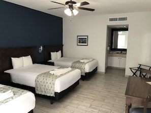 Triple Room | Minibar, in-room safe, desk, laptop workspace - Hotel Las Margaritas Merida (Mérida)