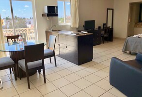 Estudio Confort | Minibar, caja fuerte, escritorio y espacio para trabajar con un portátil