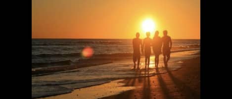 海灘、躺椅、太陽傘、沙灘巾