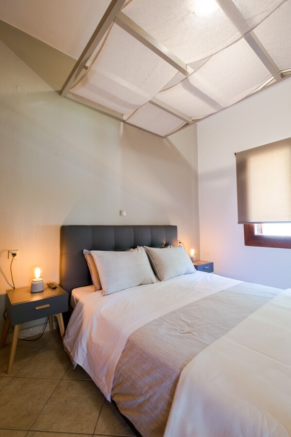 1 soverom, skrivebord, strykejern/-brett og reiseseng for barn