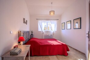 2 bedrooms, iron/ironing board, Internet