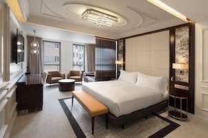 Minibar, caja de seguridad en la habitación y decoración personalizada 