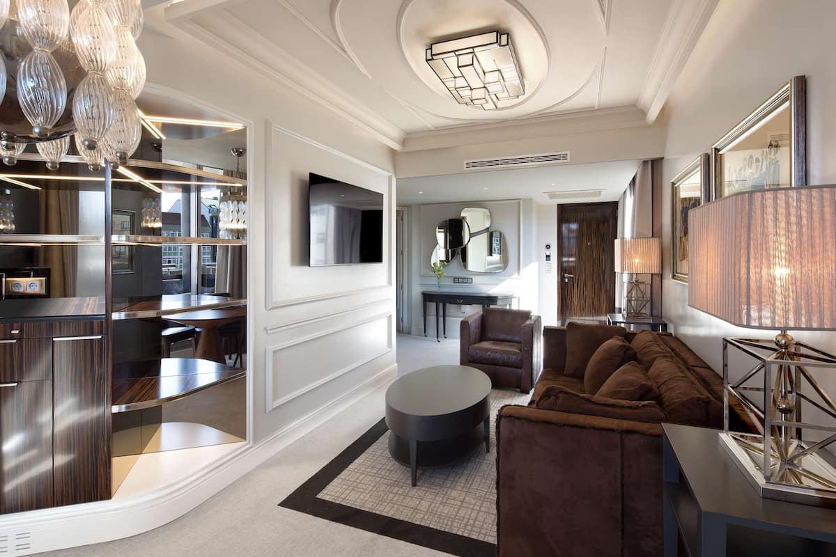 Suite, 1 Bedroom | 1 bedroom, minibar, in-room safe, individually decorated