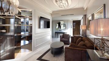 Suite, 1 slaapkamer | Een minibar, een kluis op de kamer, individueel gedecoreerd, een bureau