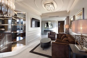 Minibar, in-room safe, individually decorated, desk - DoubleTree by Hilton A Coruna (A Coruña)