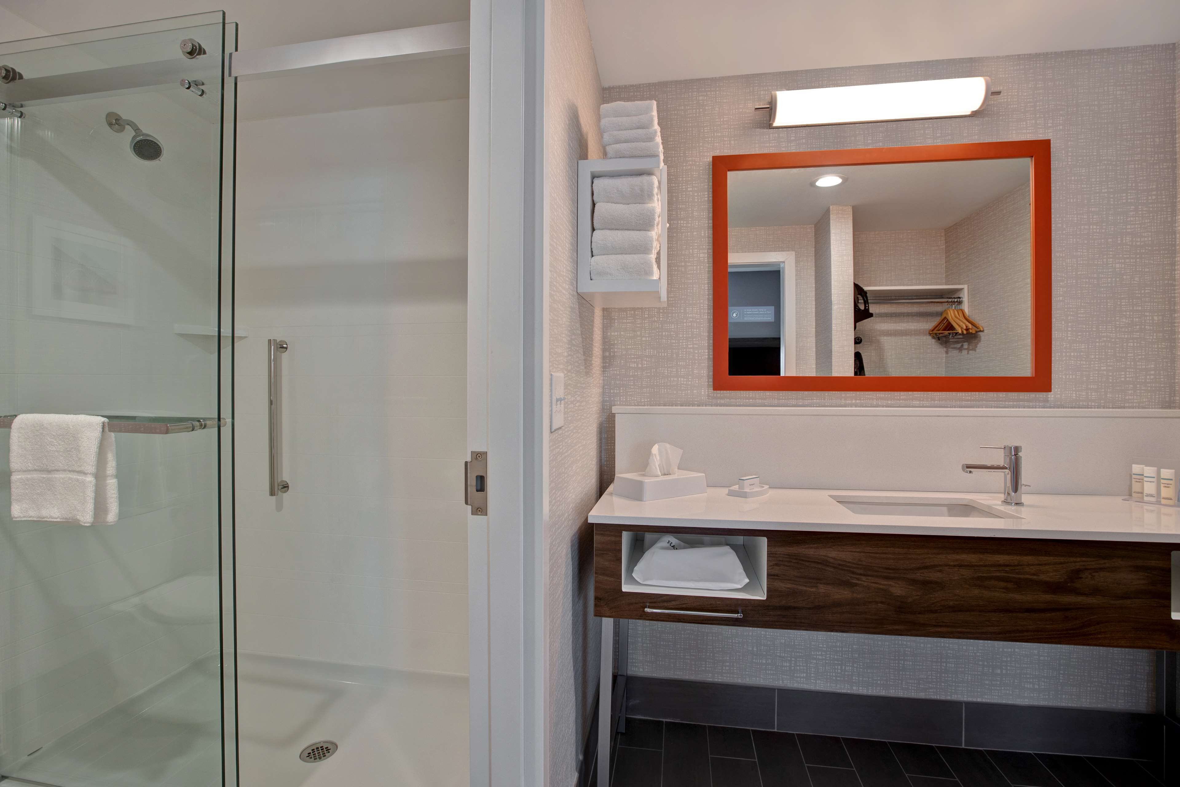 studio, 1 king bed, non smoking, refrigerator & microwave (wet bar) | bathroom | combined shower/bathtub, towels