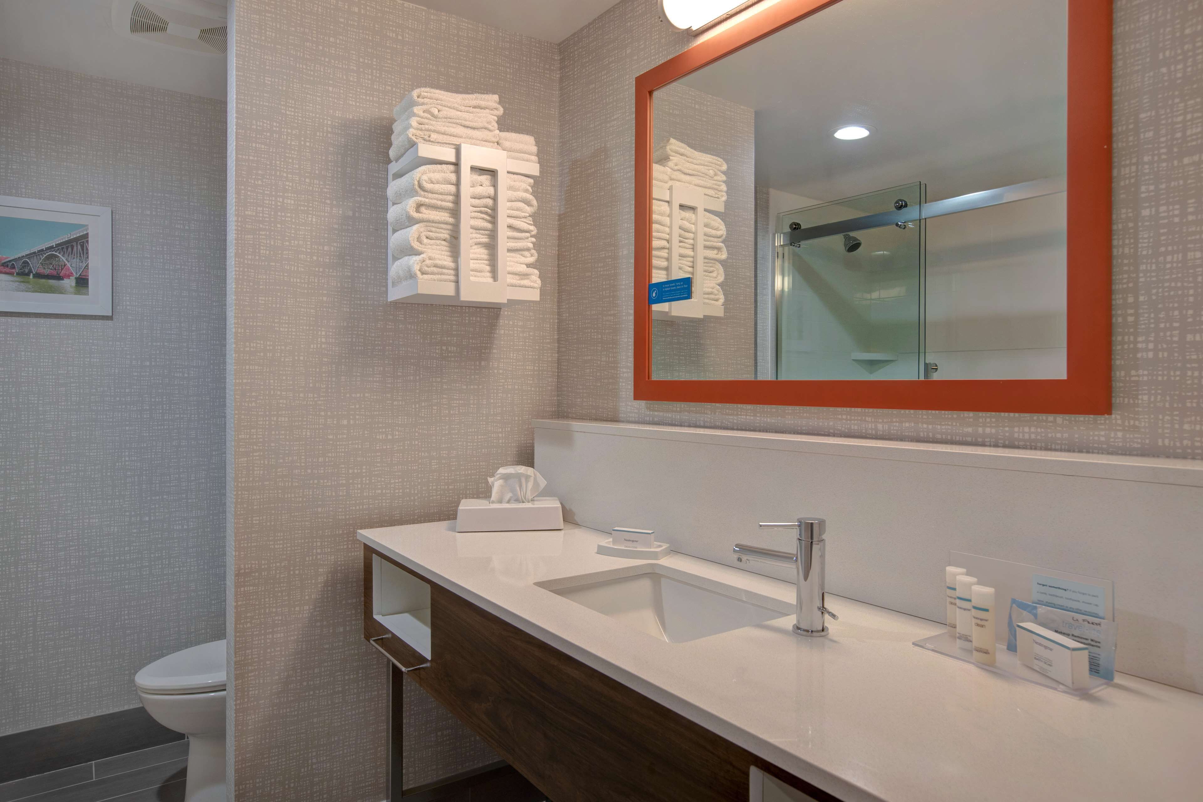 combined shower/bathtub, towels
