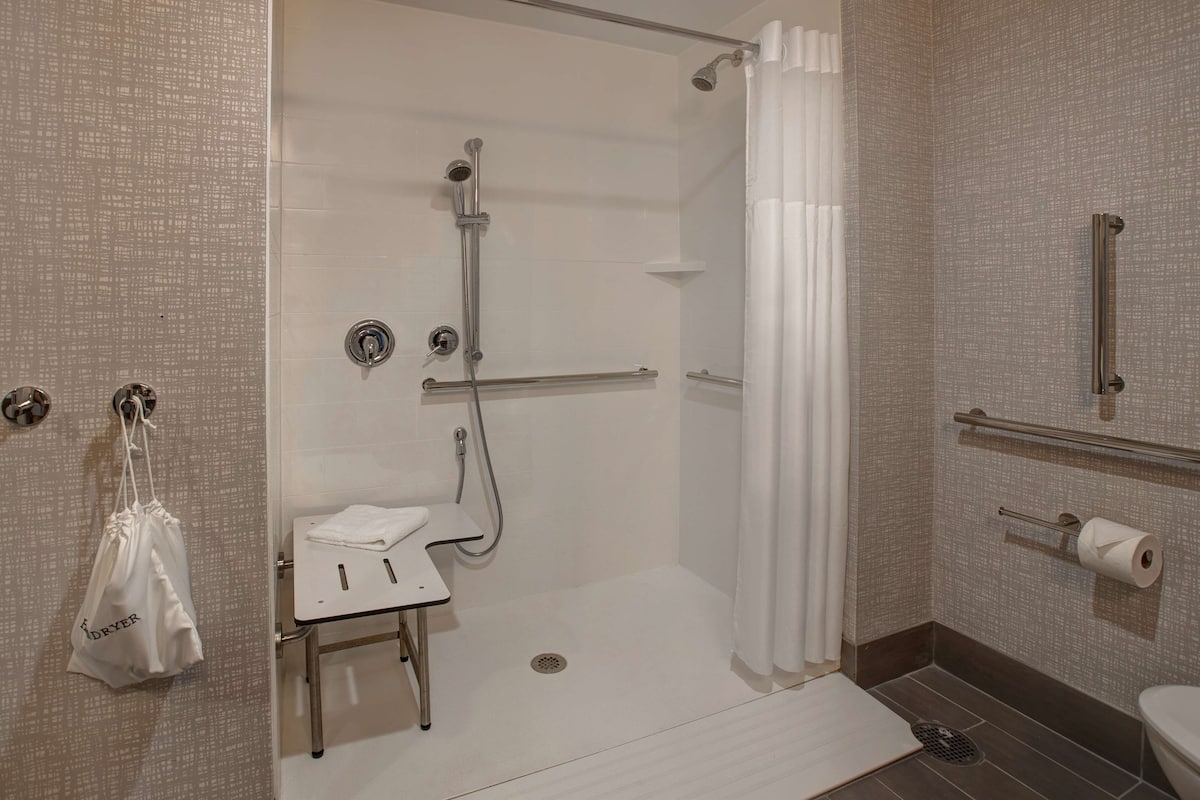 Zimmer, 1 King-Bett, barrierefrei | Badezimmer | Duschwanne, Handtücher