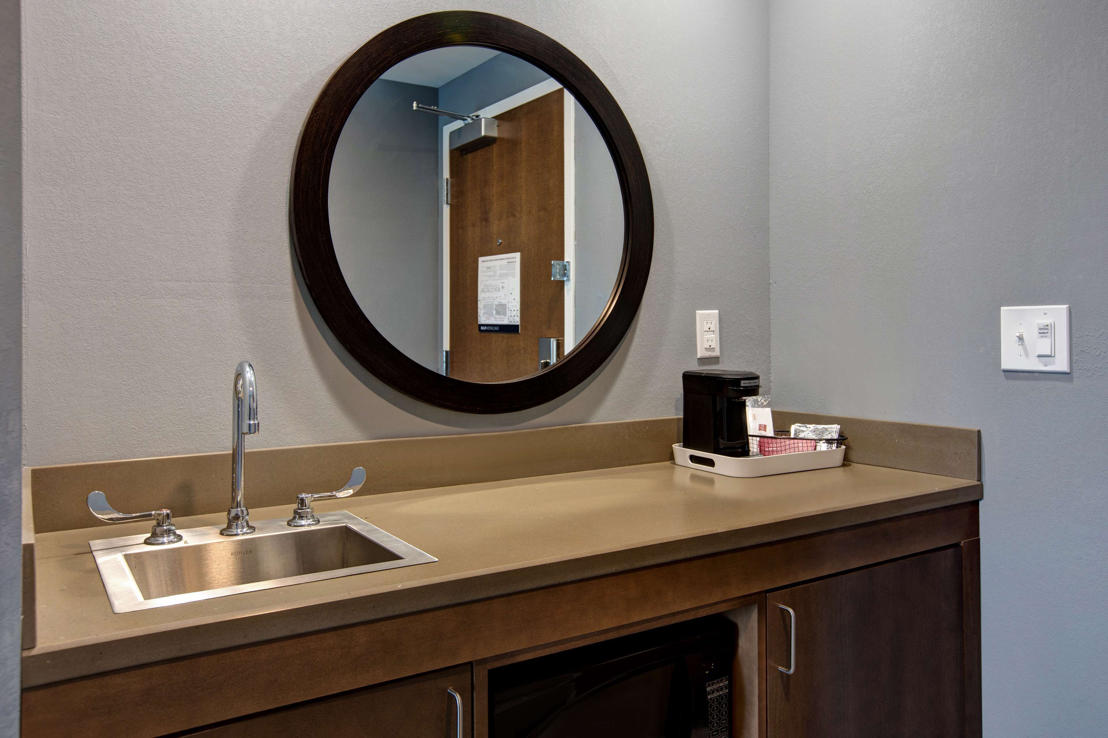 studio, 1 king bed, non smoking, refrigerator & microwave (wet bar) | in-room safe, wifi, bed sheets, wheelchair access