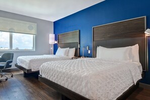 Bureau, rideaux occultants, fer et planche à repasser