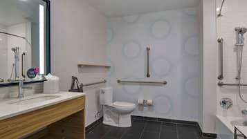 Une salle de bain moderne équipée de toilettes, d’un lavabo et d’une zone douche.