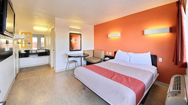 Room | 1 bedroom, WiFi (free) - Motel 6 Laredo South (Laredo)
