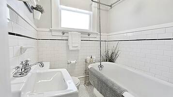 淋浴/盆浴组合、吹风机、毛巾、肥皂