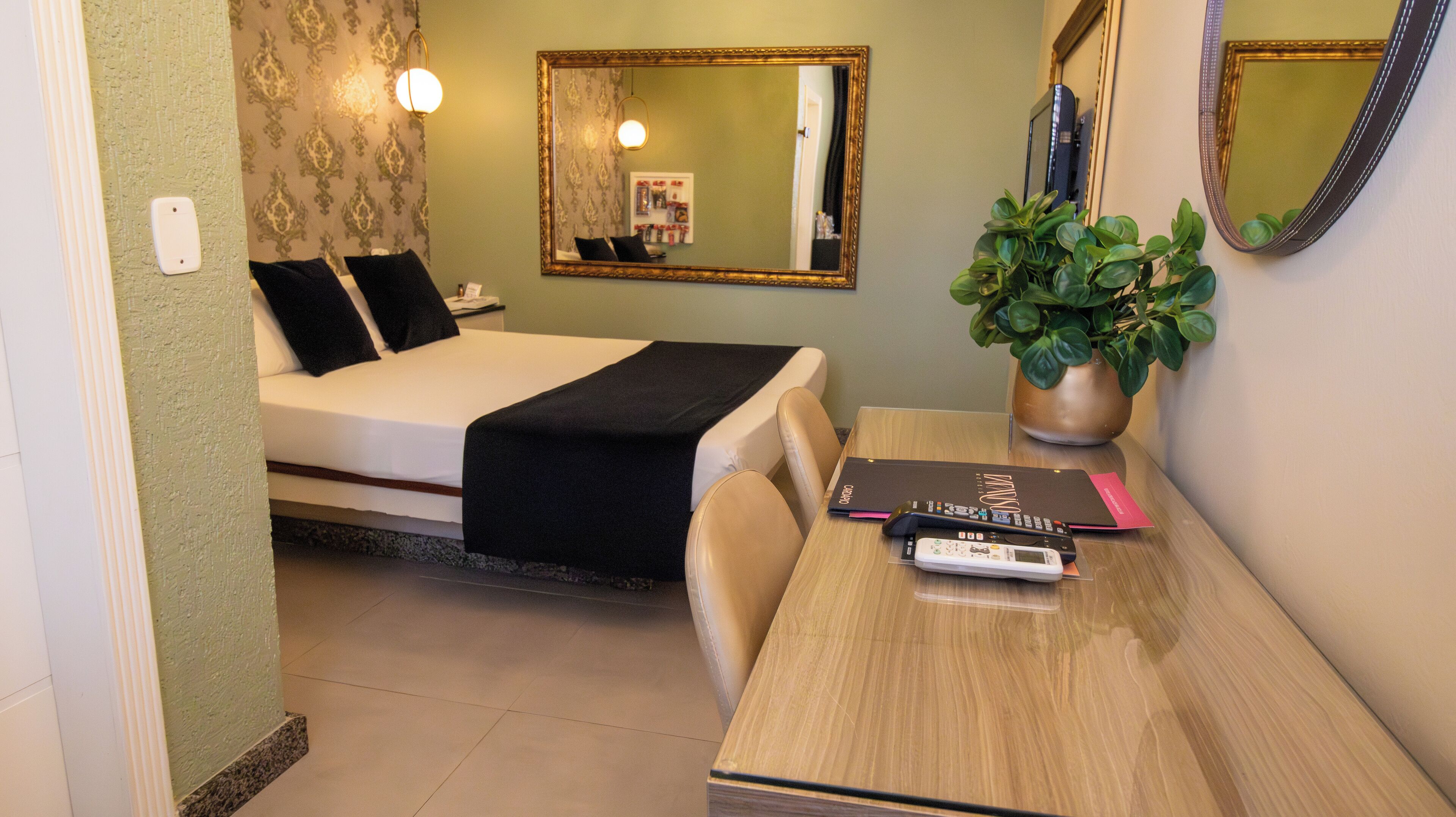 Habitació doble per a ús individual Deluxe | Decoració individual, mobiliari individual i escriptori 