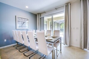 Villa (8 Bedroom 5 Bathroom Bella Vida Resor) | Eigene Küche