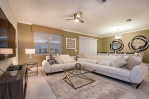 别墅 (9000HS) | 客厅 | 平板电视、桌上足球