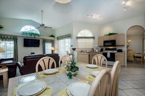 Villa (4 Bedroom 3 Bathroom Pool Villa) | Eget kök | Kylskåp, mikrovågsugn, diskmaskin och grytor/köksredskap