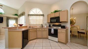 別墅 (4 Bedroom 3 Bathroom Pool Villa) | 私人廚房 | 電冰箱、微波爐、洗碗機、鍋具/餐盤/廚房用品