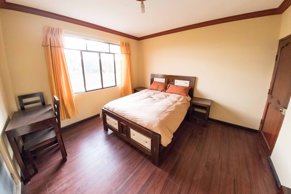Quarto standard | Escrivaninha, individualmente decorados